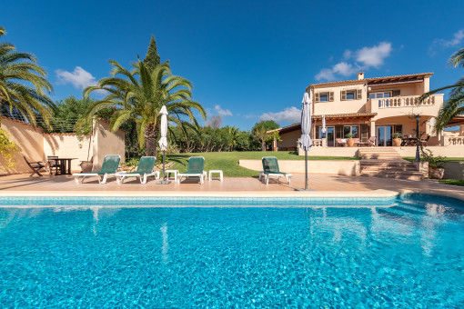 fBlick vom Pool zur Finca