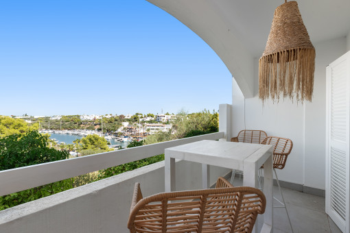 Balkon mit Hafenblick