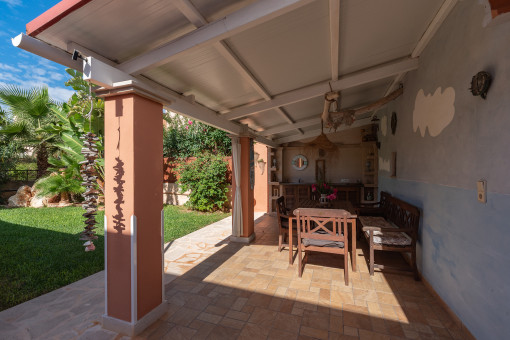 Überdachte Terrasse im Hintergarten