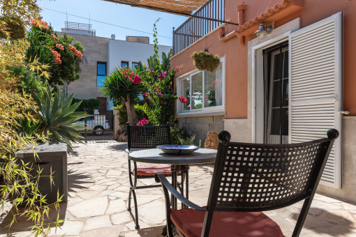 Terrasse neben dem Haus