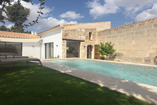 Designer Stadthaus mit Pool, Garten, Terrassen, 2 Schlafzimmern in Sineu