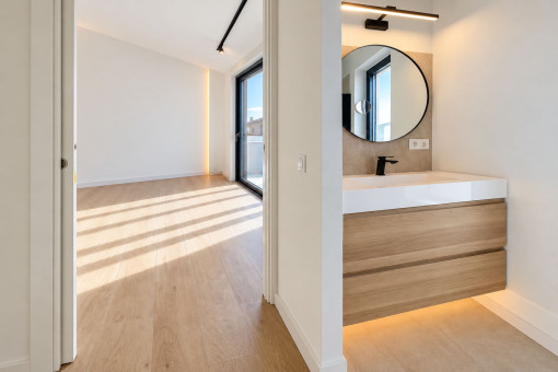 Schlafzimmer mit angrenzendem Badezimmer