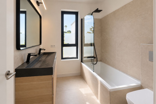 Modernes Badezimmer mit Badewanne und Tageslicht