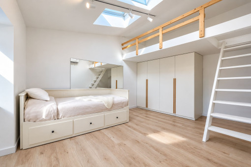 Gemütliches Schlafzimmer mit Galerie