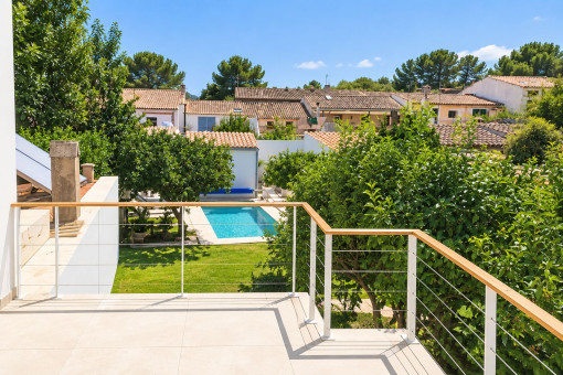 Blick von der oberen Terrasse auf Garten und Pool