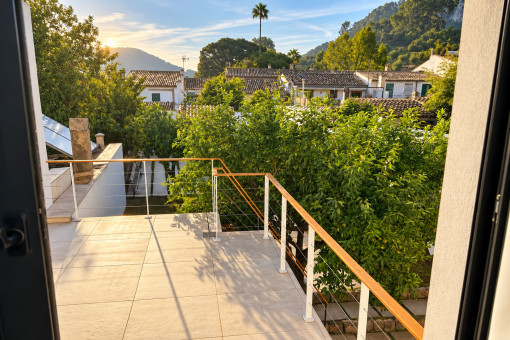 Sonnige Terrasse mit Blick auf die Berglandschaft