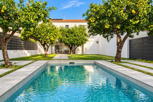 Modernes Dorfhaus mit Salzwasserpool und Orangengarten in Esporles