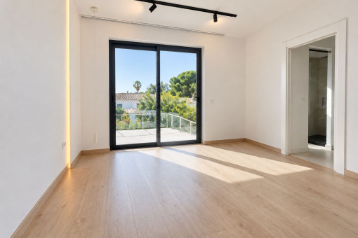 Helles Schlafzimmer mit Terrassenzugang