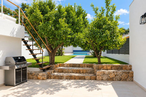 Mediterraner Garten mit gemütlichem Sitzbereich