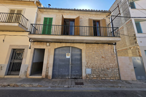Authentisches Stadthaus mit Patio und Garage im Zentrum von Santanyi