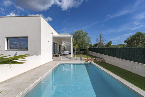Poolbereich und Garten