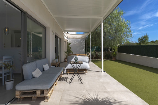 Terrasse mit Blick zum Pool