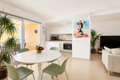 Sehr gepflegte 2 Zi. Whg, Schlafzimmer, Bad en Suit, offene Küche, Klima, Anlage m. Pool, nahe Palma