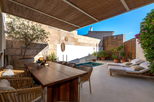 Blick in den Patio und zum Pool