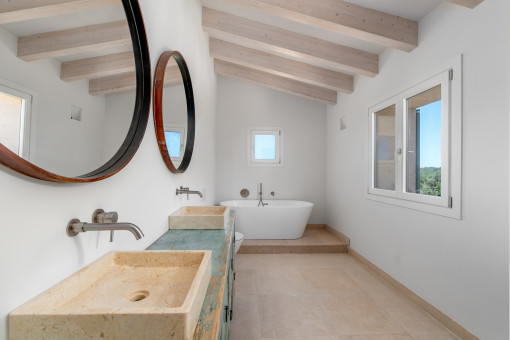 Badezimmer mit Badewanne und Dusche