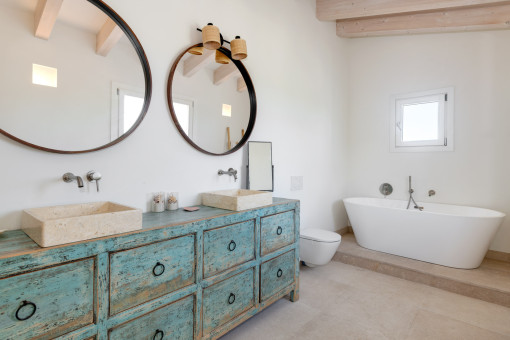 Badezimmer mit Badewanne und Dusche