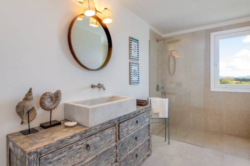 Badezimmer mit großer Dusche