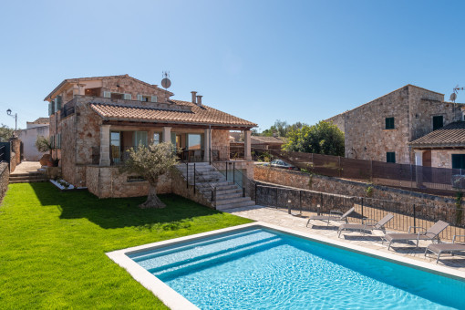 Exklusives Stadthaus in Sineu zur Langzeitmiete – großer Pool, Garten und Panoramablick auf Tramuntana