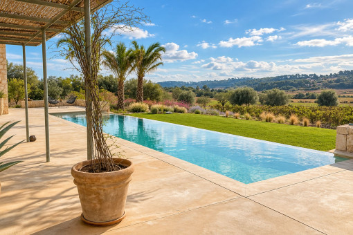 Pool mit herrlichem Blick über den Weinberg