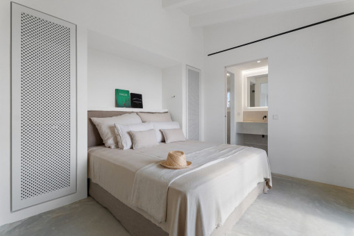Helles Schlafzimmer mit Bad en suite