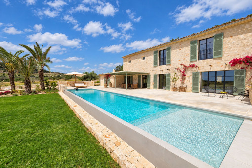 Exklusive Natursteinfinca mit Pool und Garten