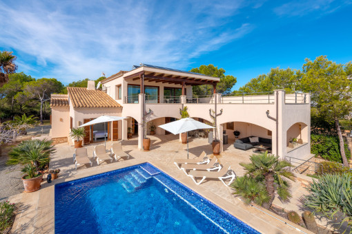 Blick vom Pool zum Haus