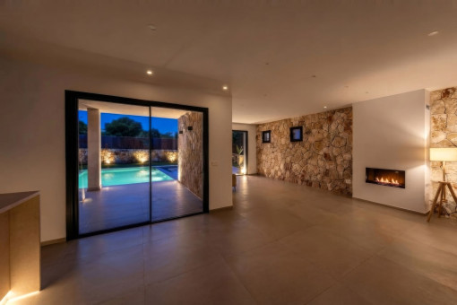 Wohnzimmer mit Ausgang zur Poolterrasse