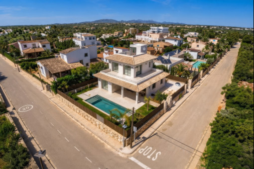 Villa mit Pool in Strandnähe