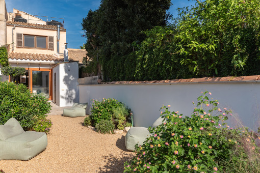 Liebevoll angelegter Garten mit mediterranem Flair