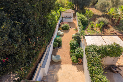 Mediterraner Garten mit natürlichem Charme