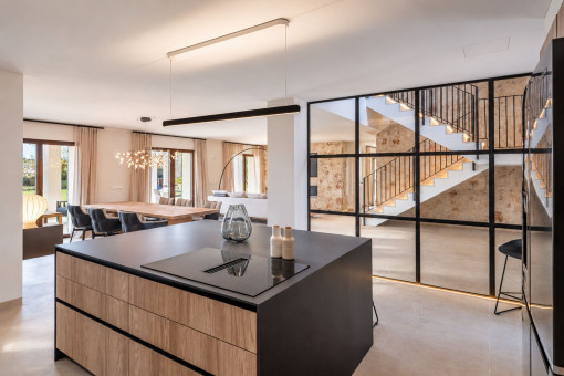 Stylische Küche in schwarz mit Holzelementen