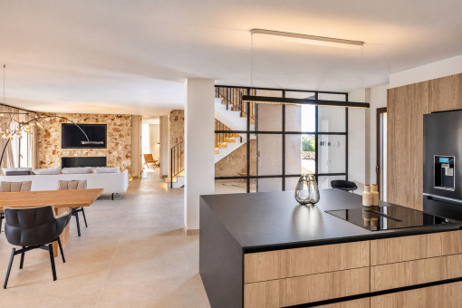 Stylische Küche in schwarz mit Holzelementen