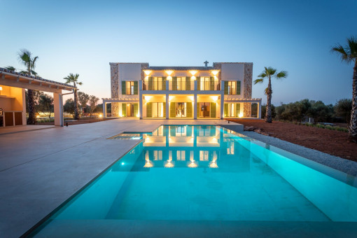 Abendfoto mit beleuchtetem Pool