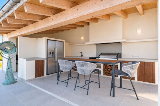 Poolhaus mit Bar und Grillbereich