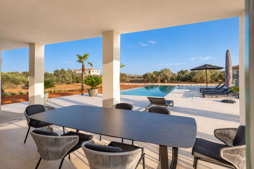Überdachte Terrasse zum Pool