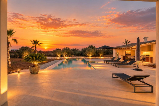 Poolterrasse im Sonnenuntergang