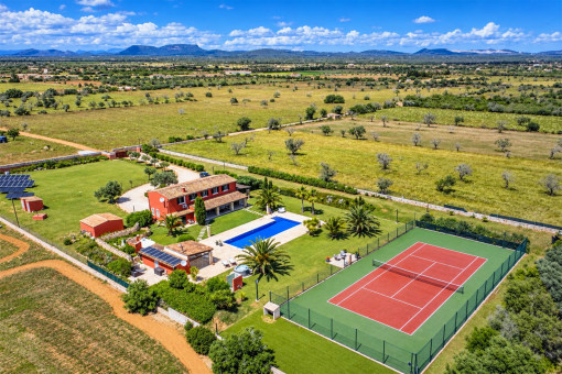 Große Finca mit mega Pool und Tennisplatz bei Campos