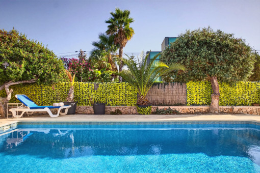 Großer Pool angrenzend an die Terrasse