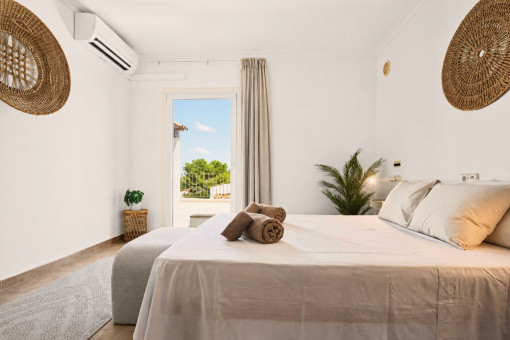 Zweites Schlafzimmer im Obergeschoss mit Balkon