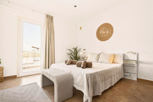 Zweites Schlafzimmer im Obergeschoss mit Balkon