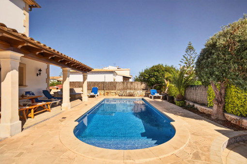 Großer Pool angrenzend an die Terrasse