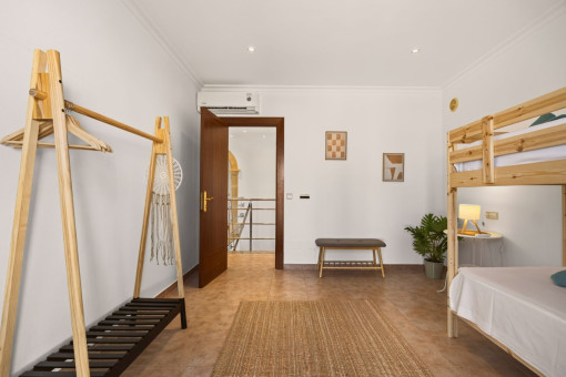 Viertes Schlafzimmer im Obergeschoss mit Balkon