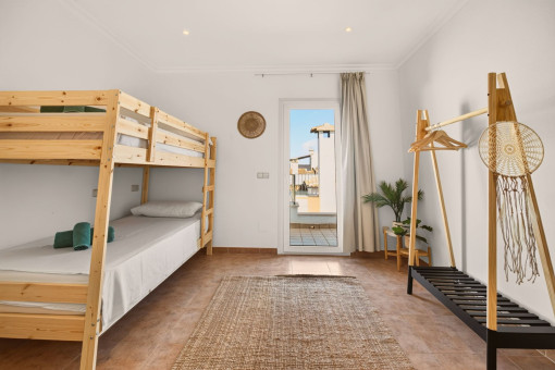 Viertes Schlafzimmer im Obergeschoss mit Balkon