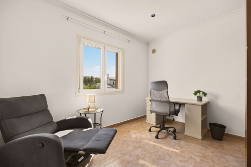 Separates Büro im Obergeschoss
