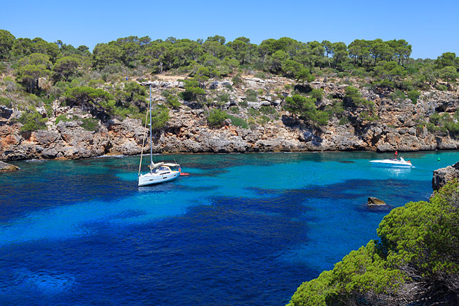 Barco en la bahía azul de Cala Pi