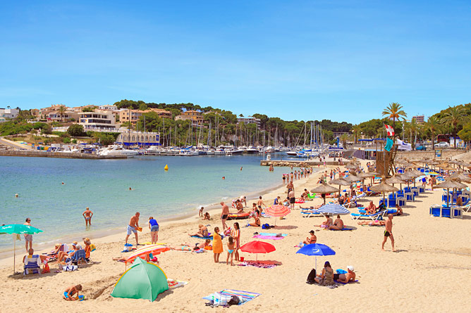 Playa y puerto en Porto Cristo